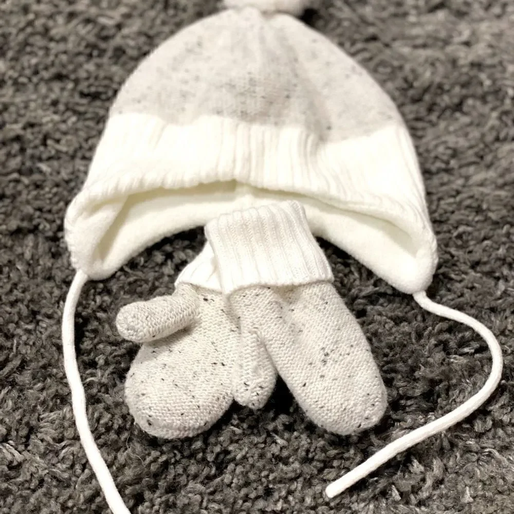 Grey/Off White Hat & Mitten Set